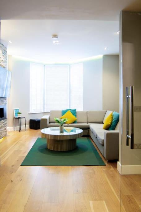 Edge14- Spacious, Stylish And Near The Beach! New Quay Extérieur photo